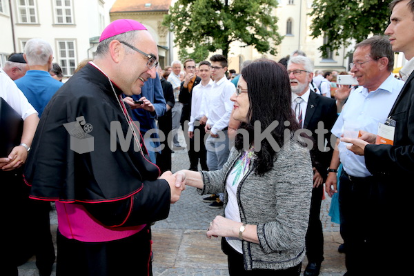 Bischofsweihe_Agape_ab 19 Uhr_Sonntagsblatt IMG_3003