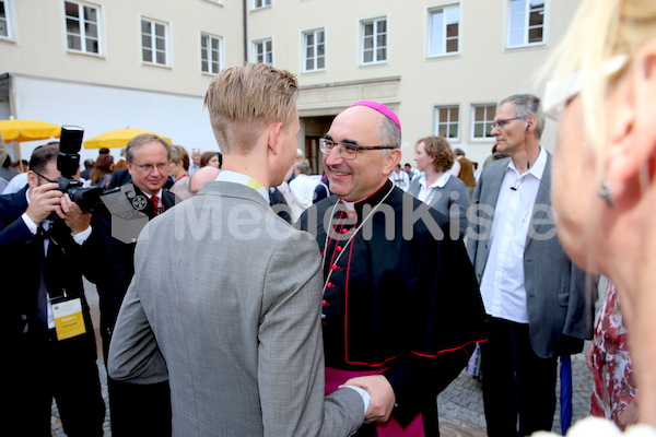 Bischofsweihe_Agape_ab 19 Uhr_Sonntagsblatt IMG_3045