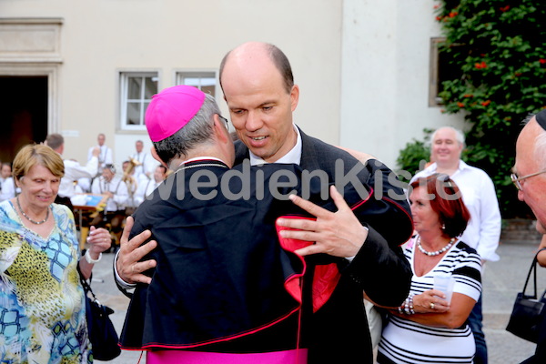 Bischofsweihe_Agape_ab 19 Uhr_Sonntagsblatt IMG_3052