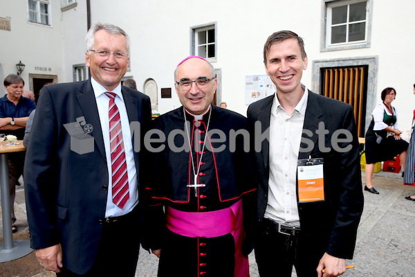 Bischofsweihe_Agape_ab 19 Uhr_Sonntagsblatt IMG_3140