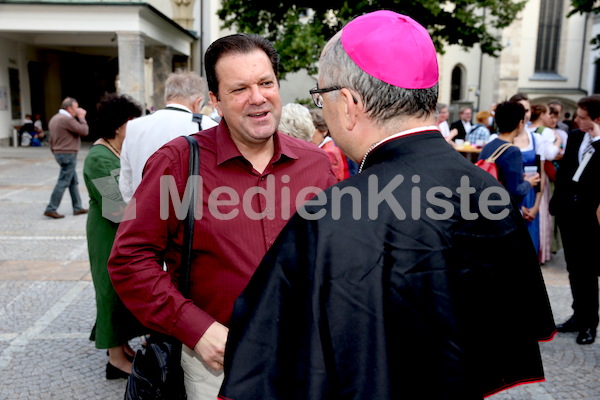 Bischofsweihe_Agape_ab 19 Uhr_Sonntagsblatt IMG_3191