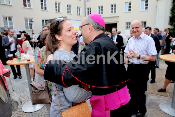 Bischofsweihe_Agape_ab 19 Uhr_Sonntagsblatt IMG_3198