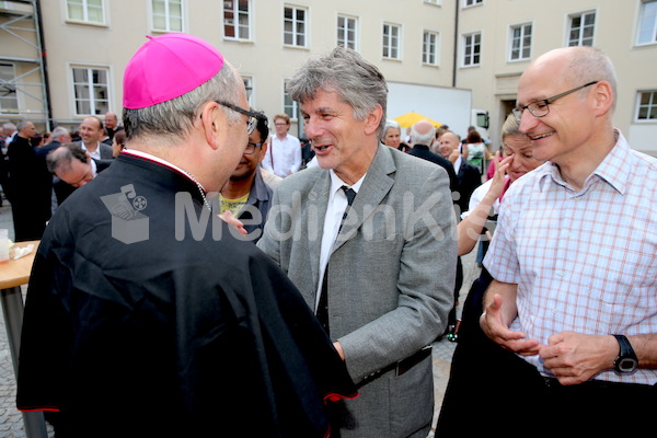 Bischofsweihe_Agape_ab 19 Uhr_Sonntagsblatt IMG_3203