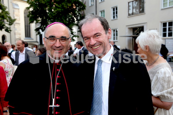 Bischofsweihe_Agape_ab 19 Uhr_Sonntagsblatt IMG_3212