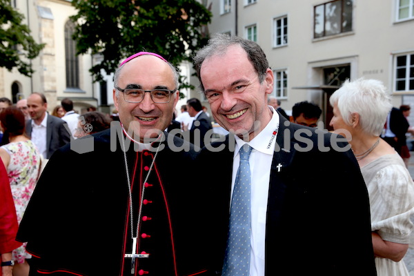 Bischofsweihe_Agape_ab 19 Uhr_Sonntagsblatt IMG_3213