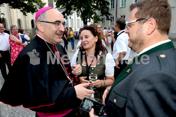 Bischofsweihe_Agape_ab 19 Uhr_Sonntagsblatt IMG_3238