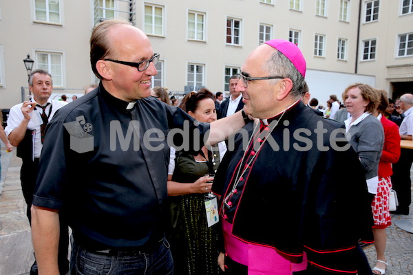 Bischofsweihe_Agape_ab 19 Uhr_Sonntagsblatt IMG_3245