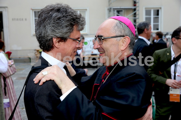 Bischofsweihe_Agape_ab 19 Uhr_Sonntagsblatt IMG_3255