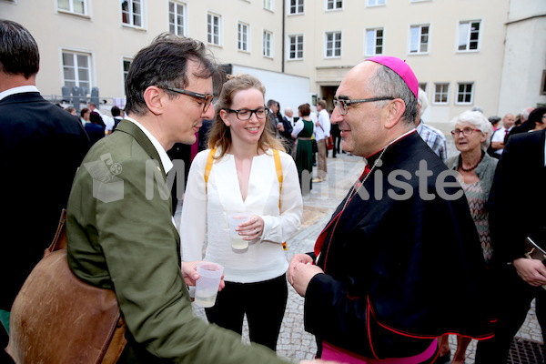 Bischofsweihe_Agape_ab 19 Uhr_Sonntagsblatt IMG_3259