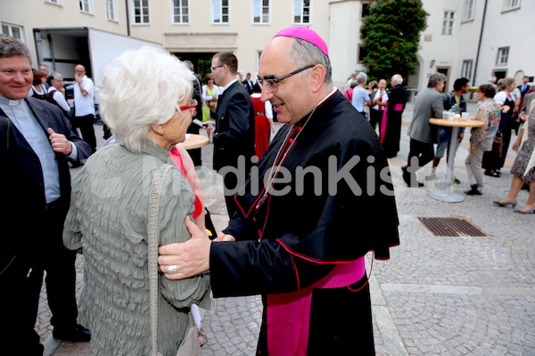 Bischofsweihe_Agape_ab 19 Uhr_Sonntagsblatt IMG_3269