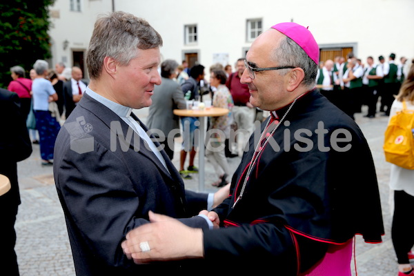 Bischofsweihe_Agape_ab 19 Uhr_Sonntagsblatt IMG_3279