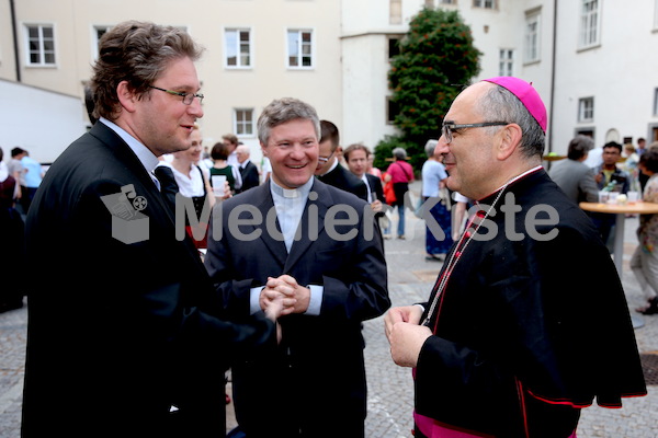Bischofsweihe_Agape_ab 19 Uhr_Sonntagsblatt IMG_3282
