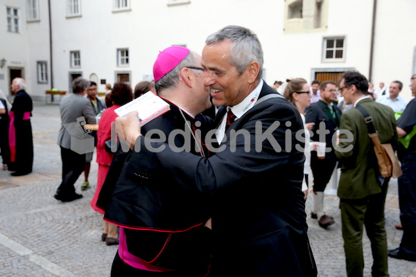 Bischofsweihe_Agape_ab 19 Uhr_Sonntagsblatt IMG_3286