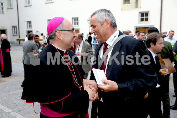 Bischofsweihe_Agape_ab 19 Uhr_Sonntagsblatt IMG_3290