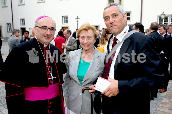 Bischofsweihe_Agape_ab 19 Uhr_Sonntagsblatt IMG_3294