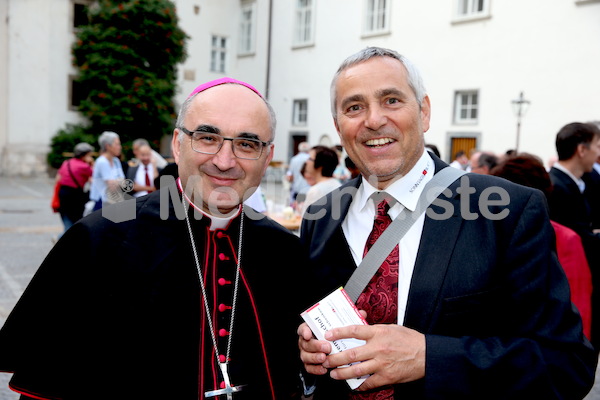 Bischofsweihe_Agape_ab 19 Uhr_Sonntagsblatt IMG_3298