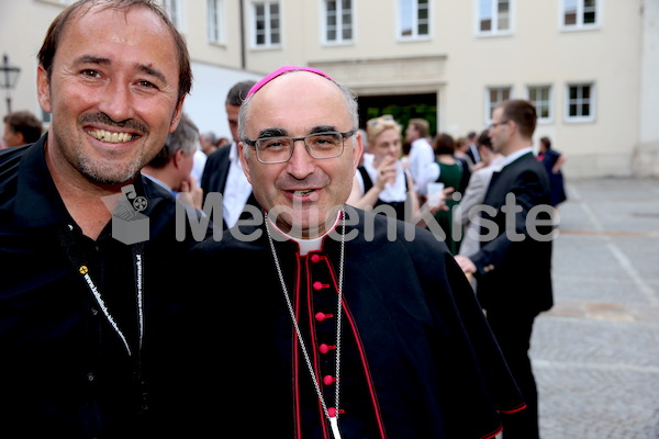Bischofsweihe_Agape_ab 19 Uhr_Sonntagsblatt IMG_3309