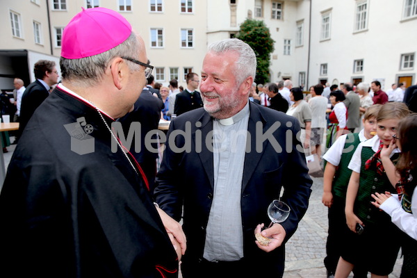Bischofsweihe_Agape_ab 19 Uhr_Sonntagsblatt IMG_3325