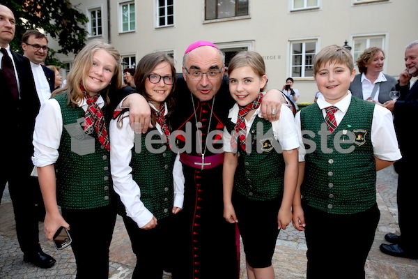 Bischofsweihe_Agape_ab 19 Uhr_Sonntagsblatt IMG_3339