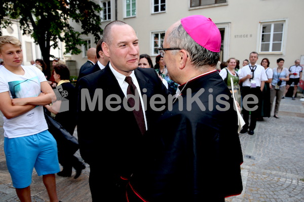 Bischofsweihe_Agape_ab 19 Uhr_Sonntagsblatt IMG_3341