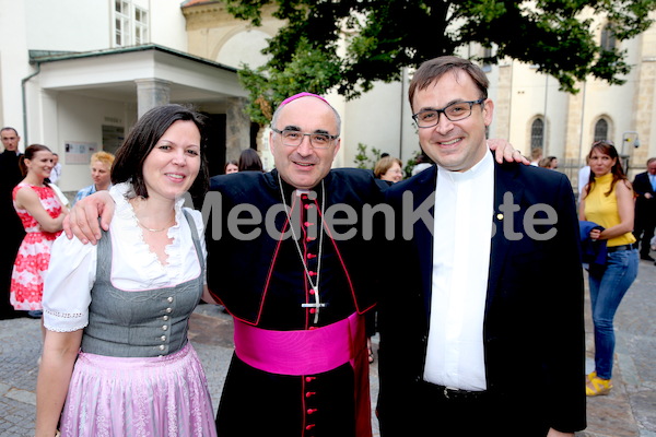 Bischofsweihe_Agape_ab 19 Uhr_Sonntagsblatt IMG_3358