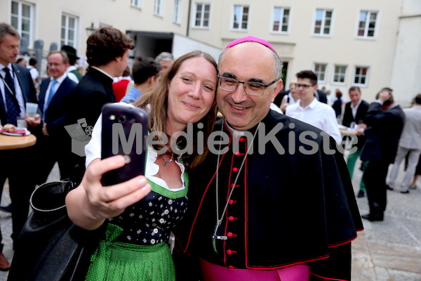 Bischofsweihe_Agape_ab 19 Uhr_Sonntagsblatt IMG_3367
