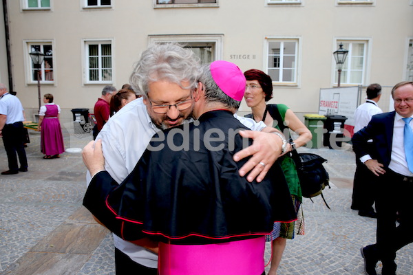 Bischofsweihe_Agape_ab 19 Uhr_Sonntagsblatt IMG_3378