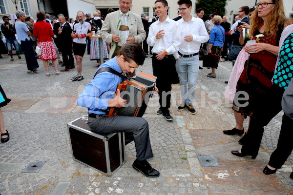 Bischofsweihe_Agape_ab 19 Uhr_Sonntagsblatt IMG_3388