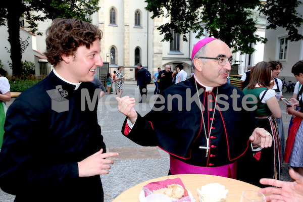 Bischofsweihe_Agape_ab 19 Uhr_Sonntagsblatt IMG_3394