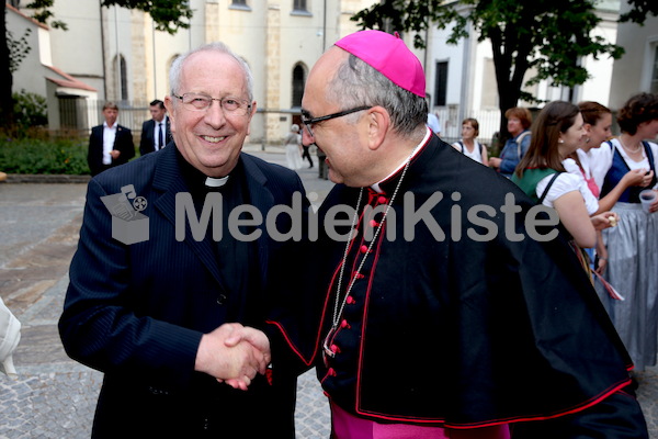 Bischofsweihe_Agape_ab 19 Uhr_Sonntagsblatt IMG_3402