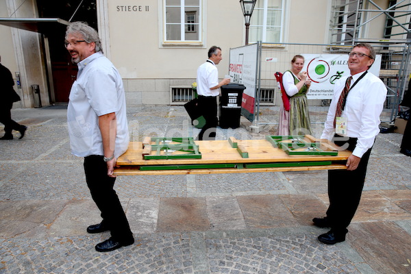 Bischofsweihe_Agape_ab 19 Uhr_Sonntagsblatt IMG_3404