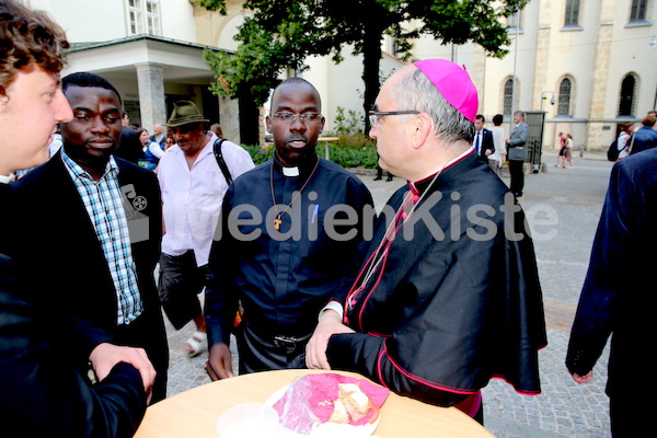 Bischofsweihe_Agape_ab 19 Uhr_Sonntagsblatt IMG_3405