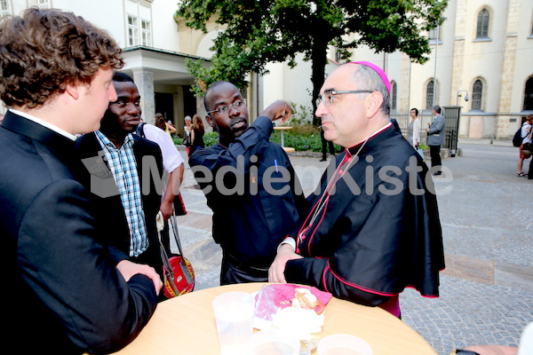 Bischofsweihe_Agape_ab 19 Uhr_Sonntagsblatt IMG_3406