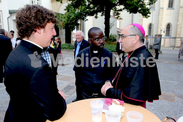 Bischofsweihe_Agape_ab 19 Uhr_Sonntagsblatt IMG_3408
