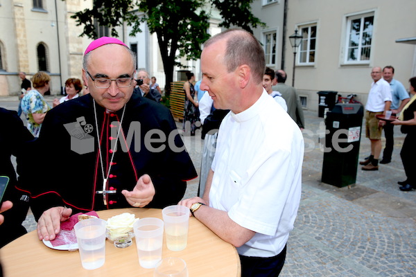 Bischofsweihe_Agape_ab 19 Uhr_Sonntagsblatt IMG_3409