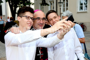 Bischofsweihe_Agape_ab 19 Uhr_Sonntagsblatt IMG_3410