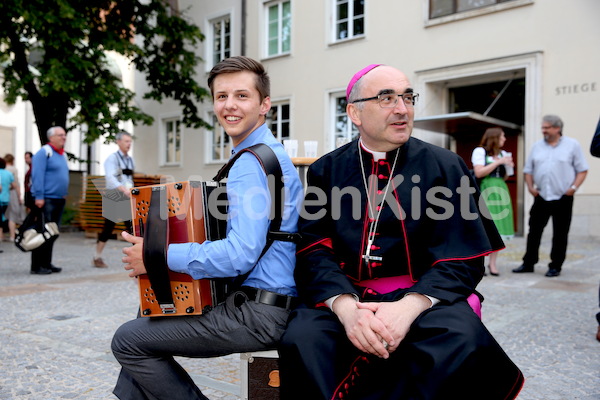 Bischofsweihe_Agape_ab 19 Uhr_Sonntagsblatt IMG_3423