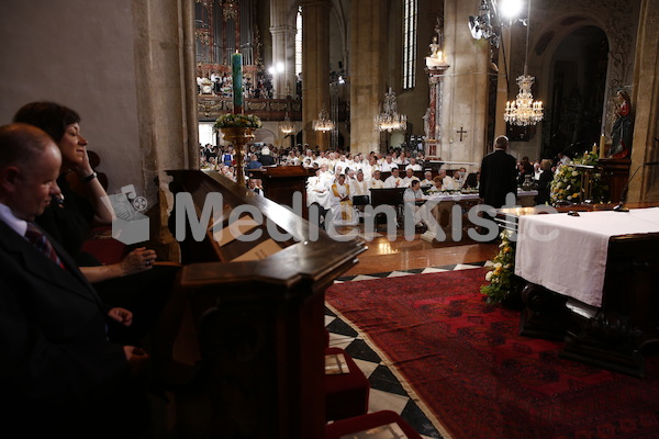 Bischofsweihe_Einzug Dom _40A7110