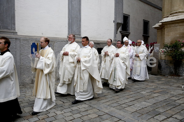 Bischofsweihe_Einzug Dom _40A7127
