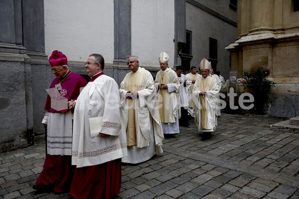 Bischofsweihe_Einzug Dom _40A7158
