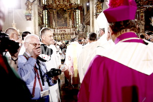 Bischofsweihe_Einzug Dom _40A7221