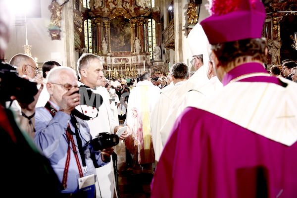 Bischofsweihe_Einzug Dom _40A7221