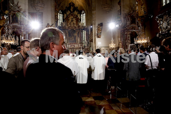 Bischofsweihe_Einzug Dom _40A7252