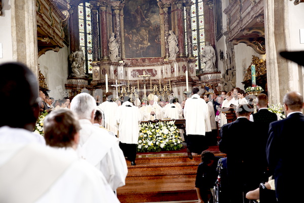 Bischofsweihe_Einzug Dom _40A7254