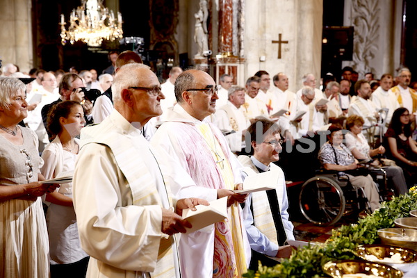 Bischofsweihe_Einzug Dom _40A7260