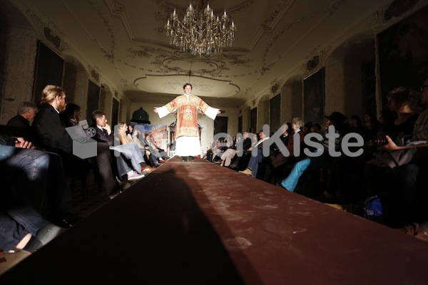 Foto Neuhold Auswahl Priester ModenschauLange Nacht der Kirchen 2013-0137 (4)