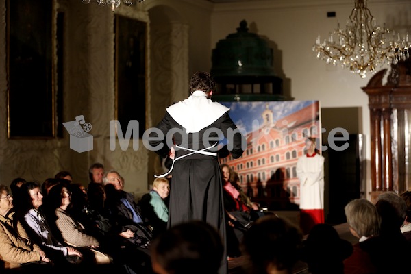 Foto Neuhold Priestermodenschau Lange Nacht der Kirchen 2013-0002 (17)