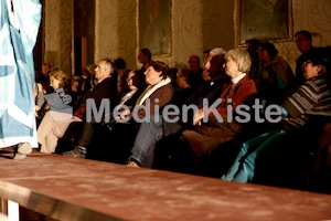 Foto Neuhold Priestermodenschau Lange Nacht der Kirchen 2013-0002 (33)