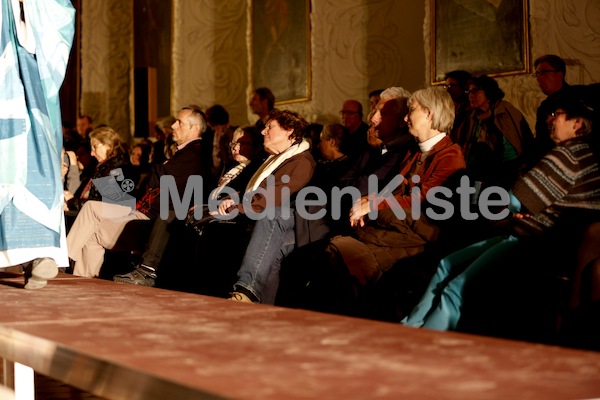 Foto Neuhold Priestermodenschau Lange Nacht der Kirchen 2013-0002 (33)