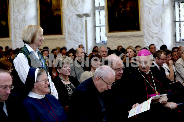 Foto_Neuhold_Bischofgratulation_2014-9885